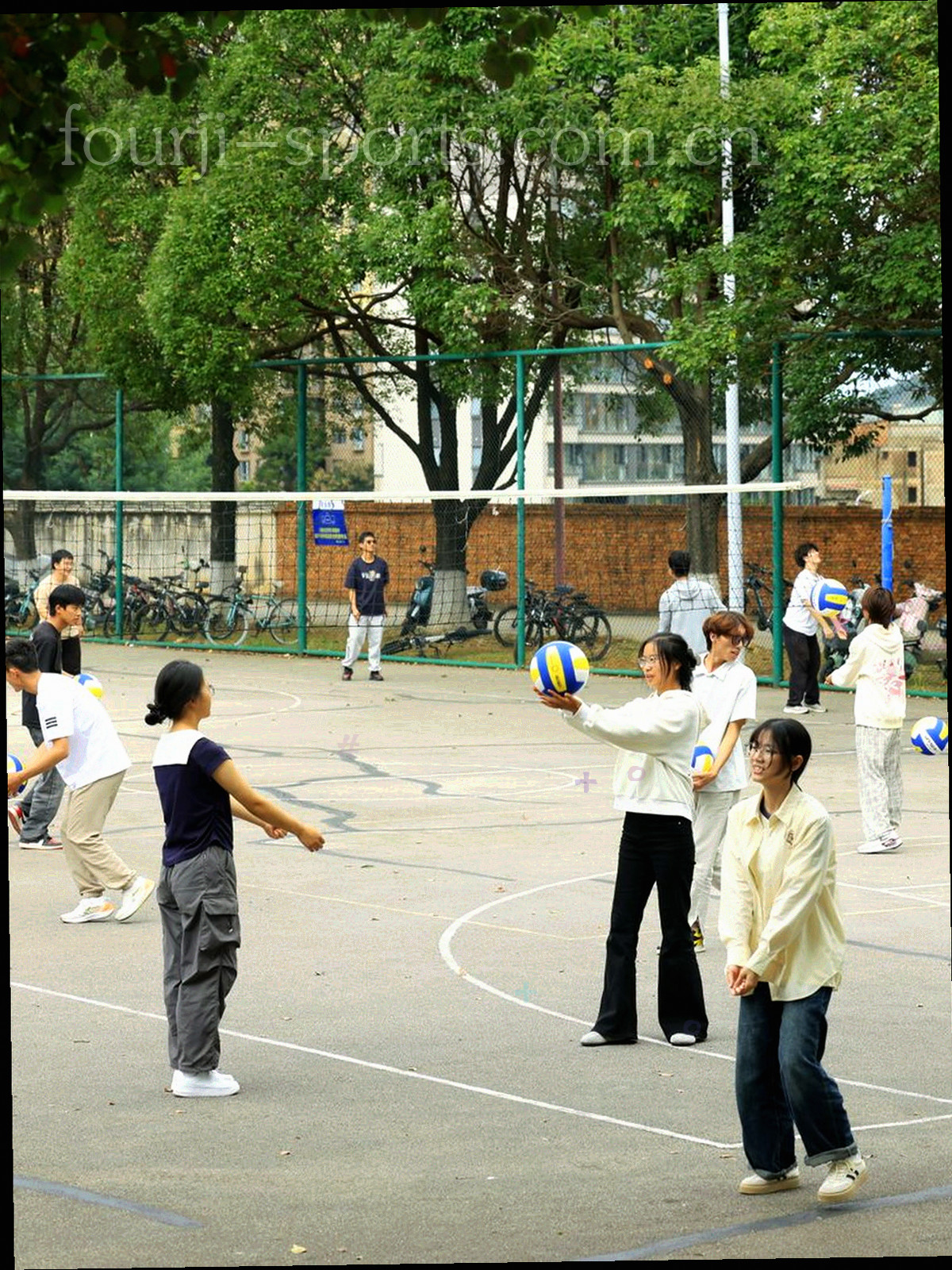 绿色草地纹理上的白色球场线